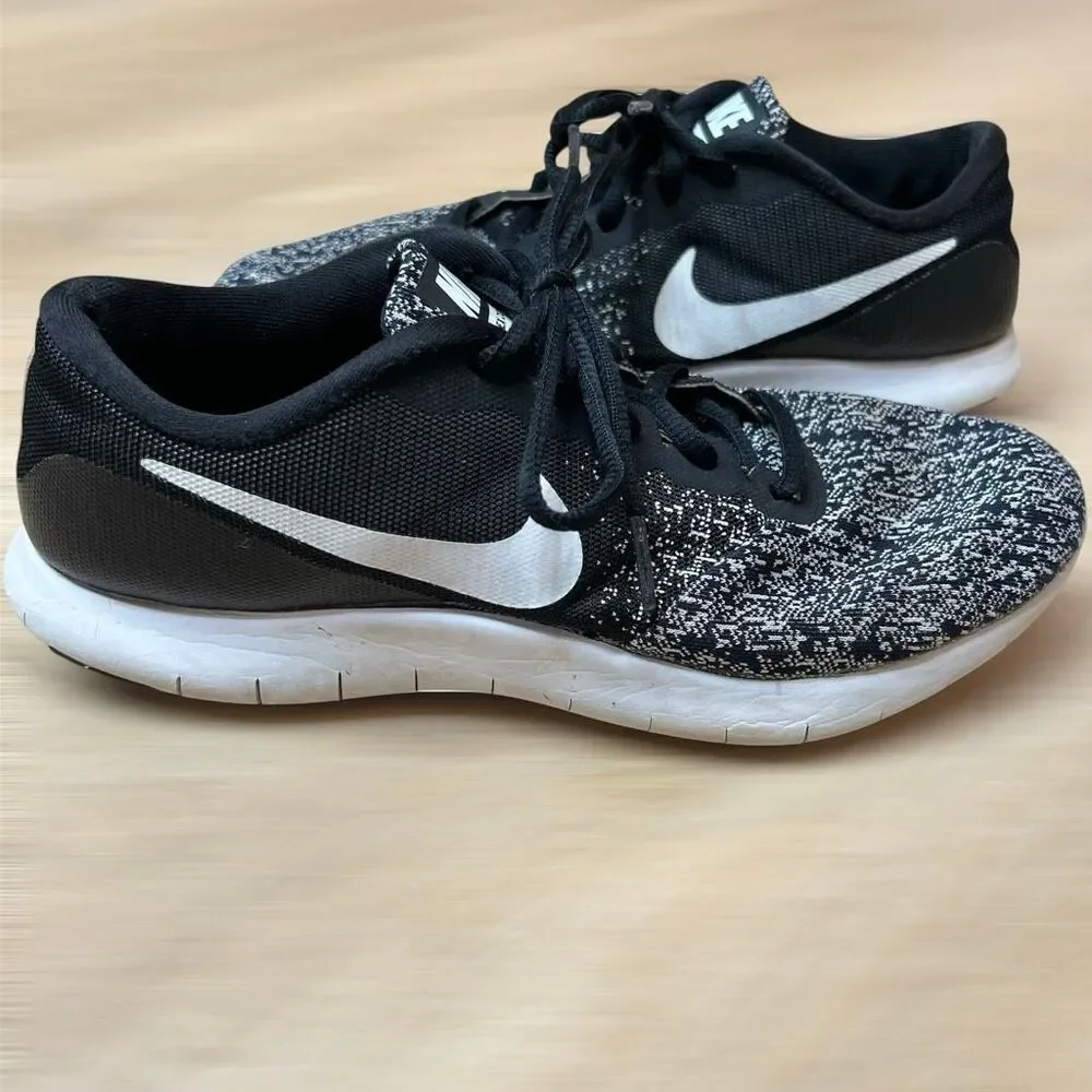 Nike, Flex Contact Running Sneakers Unisex Athletic Shoes Black White Women's 9